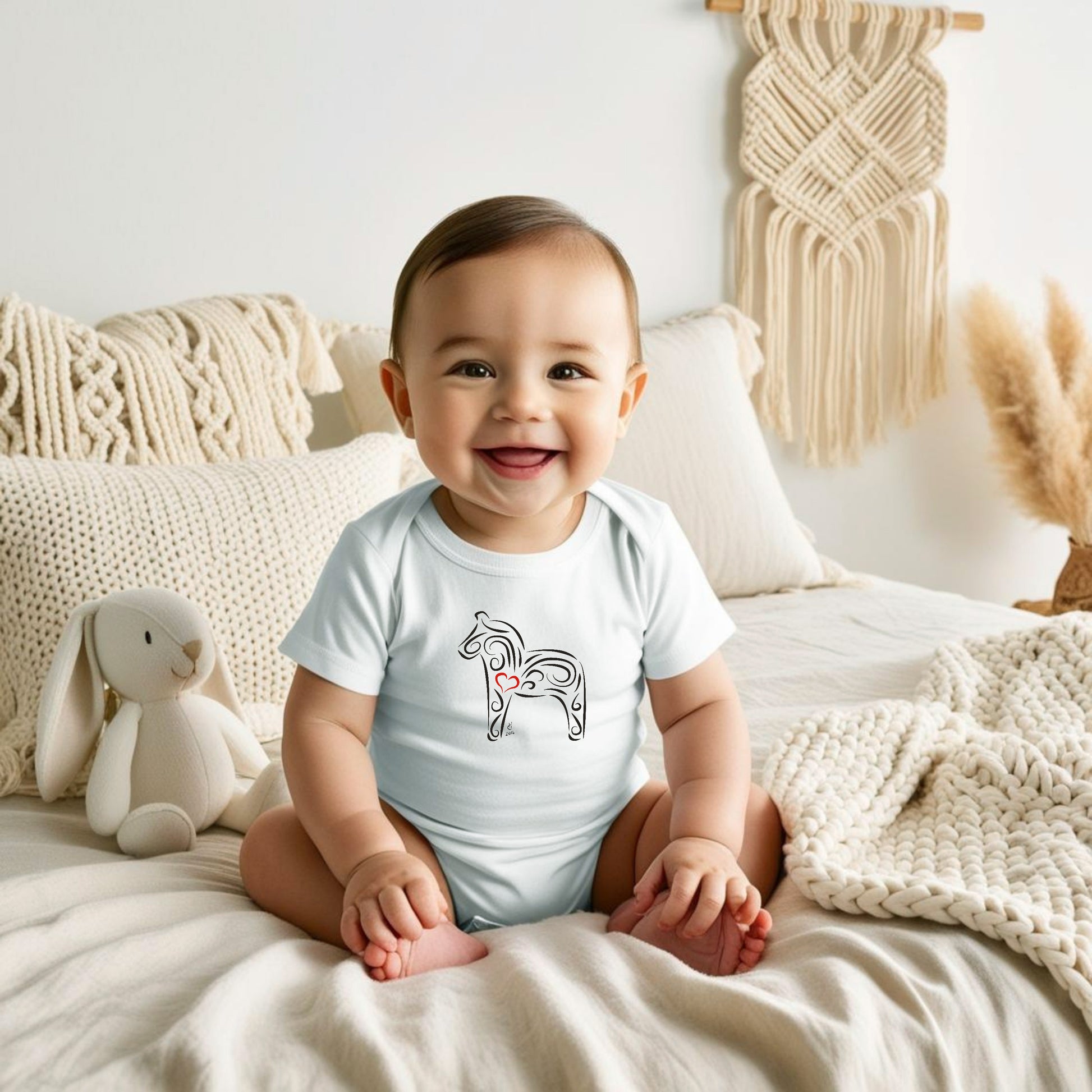 Hanna Cavanagh Design Dalahäst Babybody vit