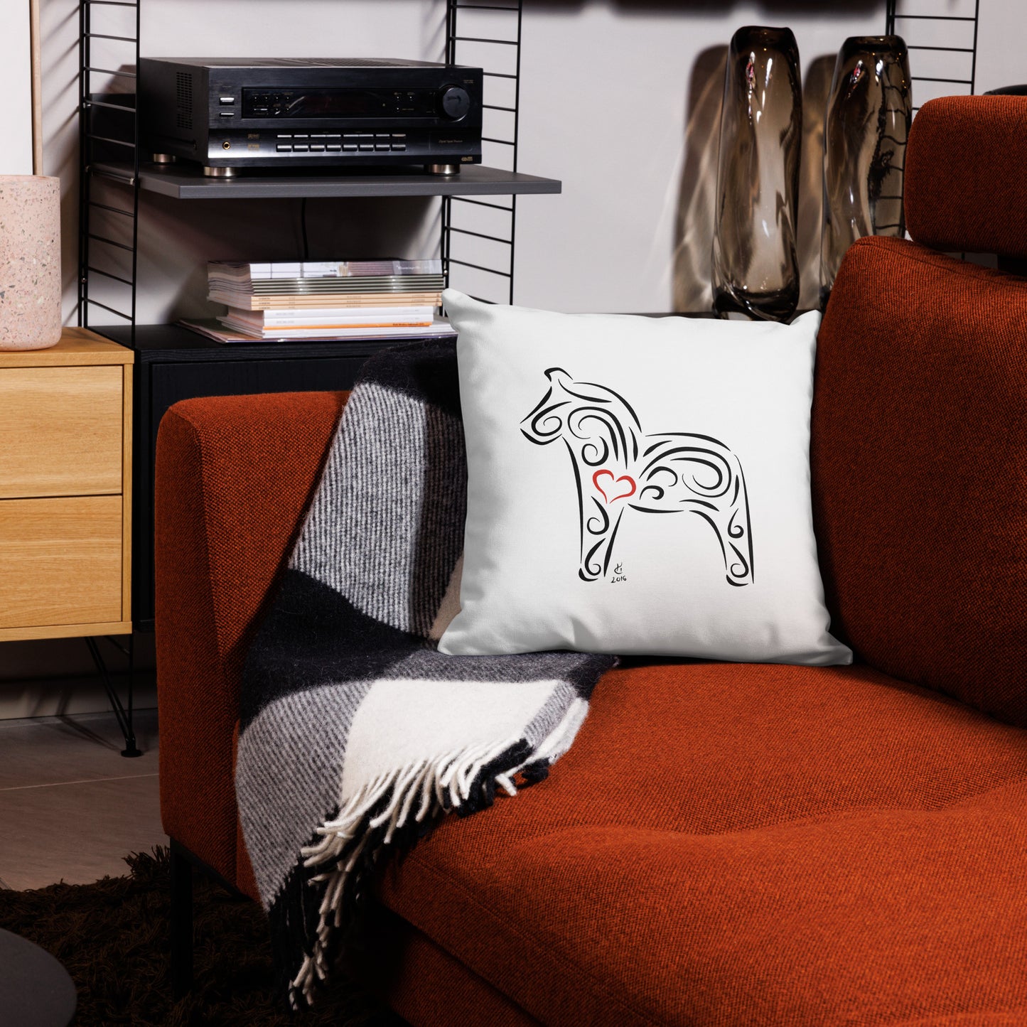 Vit Dalahästkudde från Hanna Cavanagh Design
