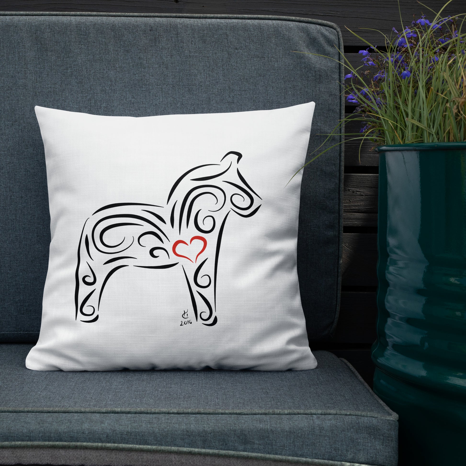 Vit Dalahästkudde från Hanna Cavanagh Design