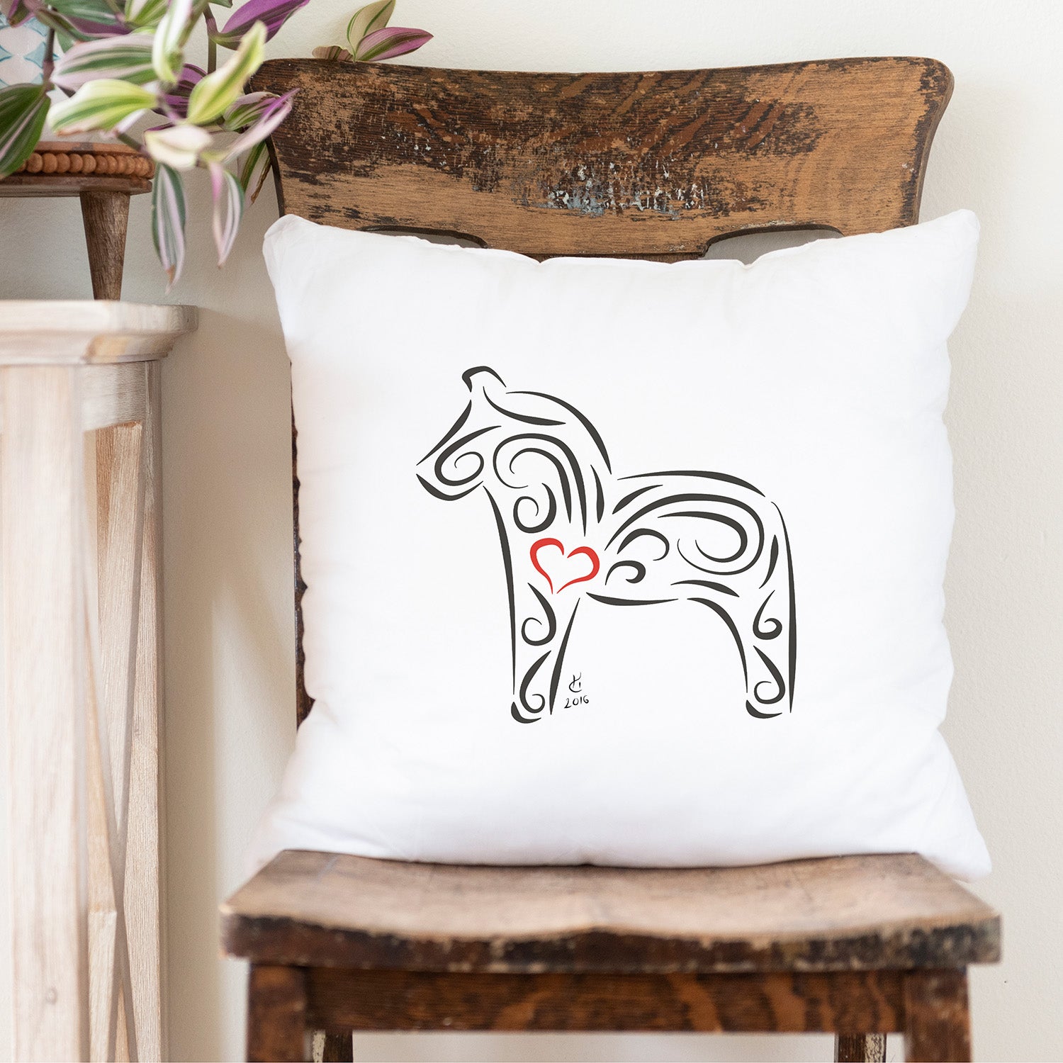 Vit Dalahästkudde från Hanna Cavanagh Design