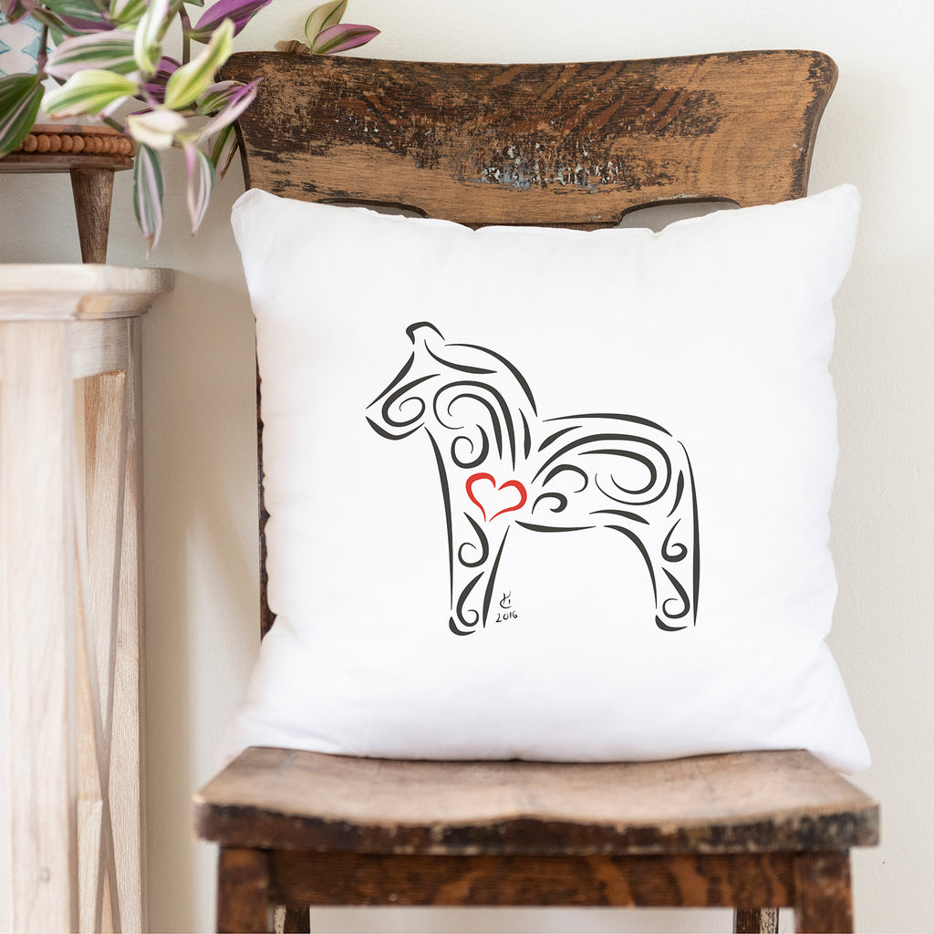 Vit Dalahästkudde från Hanna Cavanagh Design